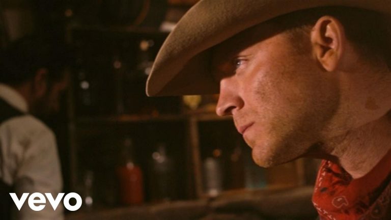 Justin Moore – You Look Like I Need A Drink